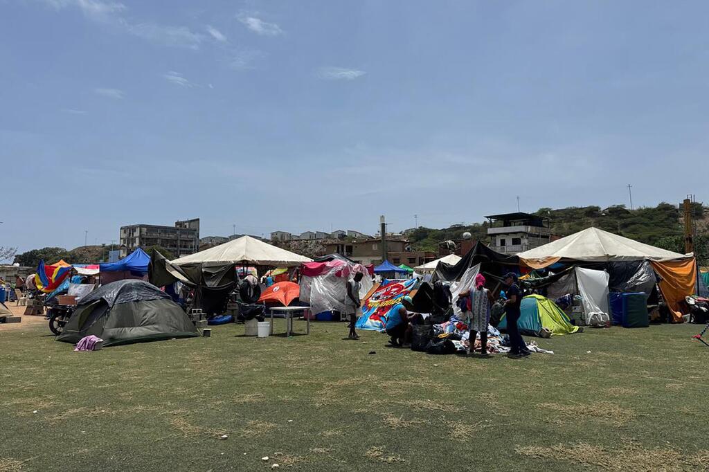 En el estadio César Nieves de La Guaira, decenas de familias desplazadas por los terremotos se alojan en refugios provisionales.